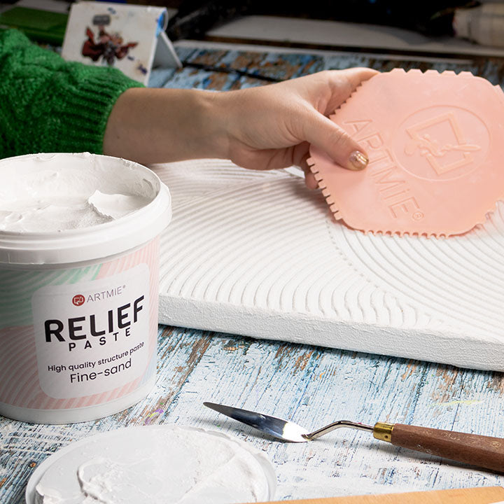 Creating a wavy texture with a comb scraper using ARTMiE 3D Relief Paste