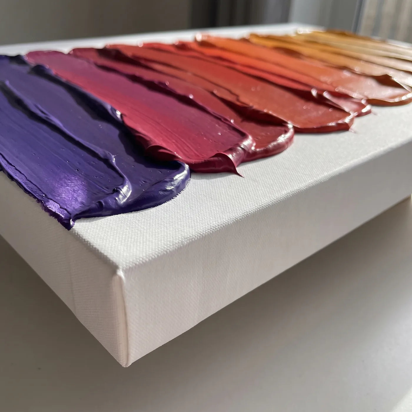 Side edge of the 3D+ canvas — white side with a depth of 5.8 cm and bands of thick acrylic paint applied with a palette knife, each in a different color, together forming a transition from purple to amber